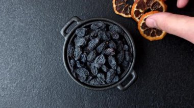 Üzümlerden yapılan tatlı, kuru, altın ya da sarı kuru üzüm sağlıklı, besleyici bir yemektir. Tasarımınız için gıda arka planı olarak altın kuru üzümler