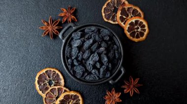 Üzümlerden yapılan tatlı, kuru siyah ya da mavi kuru üzümler sağlıklı ve besleyicidir. Tasarımınız için gıda arka planı olarak siyah kuru üzümler