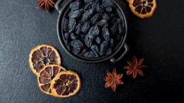 Üzümlerden yapılan tatlı, kuru, altın ya da sarı kuru üzüm sağlıklı, besleyici bir yemektir. Tasarımınız için gıda arka planı olarak altın kuru üzümler