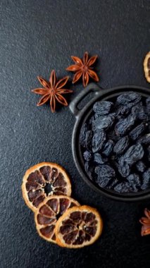 Üzümlerden yapılan tatlı, kuru siyah ya da mavi kuru üzümler sağlıklı ve besleyicidir. Tasarımınız için gıda arka planı olarak siyah kuru üzümler