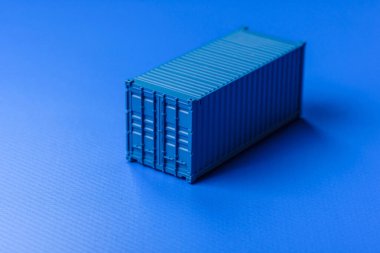 Limandaki bir depoda bir kargo konteynırı. Rıhtımdan nakil, ihracat ve lojistik bir unsur olarak. Tasarımınız için bir kargo konteynırı