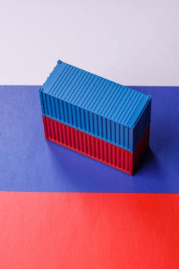 Rus bayrağında ambargo ve ihracat yasakları için konteynırlar var. Rus ihracat yasağı tasarımınız için bir zemin olarak kullanılacak