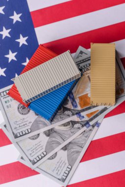 ABD bayrağındaki kargo konteynerleri mal ihracatı ve lojistik için kavramsal bir zemin olarak kullanılıyor. Tasarımınız için arka plan olarak ABD bayrağında bulunan kargo konteynırları.