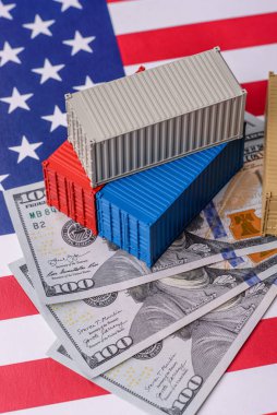 ABD bayrağındaki kargo konteynerleri mal ihracatı ve lojistik için kavramsal bir zemin olarak kullanılıyor. Tasarımınız için arka plan olarak ABD bayrağında bulunan kargo konteynırları.