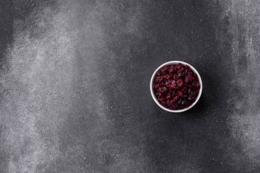 Kurutulmuş tatlı yaban mersini, sağlıklı beslenmek için doğal böğürtlen. Kurutulmuş yaban mersini, tasarımınız için gıda arka planıdır.