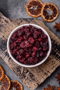 Kurutulmuş tatlı yaban mersini, sağlıklı beslenmek için doğal böğürtlen. Kurutulmuş yaban mersini, tasarımınız için gıda arka planıdır.