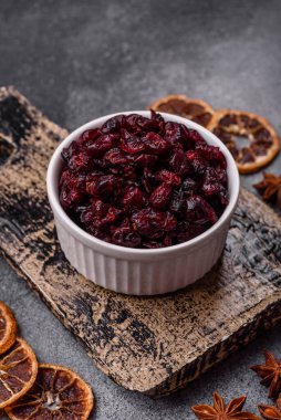Kurutulmuş tatlı yaban mersini, sağlıklı beslenmek için doğal böğürtlen. Kurutulmuş yaban mersini, tasarımınız için gıda arka planıdır.