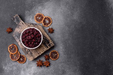 Kurutulmuş tatlı yaban mersini, sağlıklı beslenmek için doğal böğürtlen. Kurutulmuş yaban mersini, tasarımınız için gıda arka planıdır.