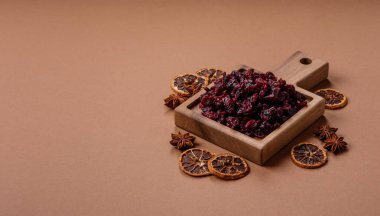 Kurutulmuş tatlı yaban mersini, sağlıklı beslenmek için doğal böğürtlen. Kurutulmuş yaban mersini, tasarımınız için gıda arka planıdır.