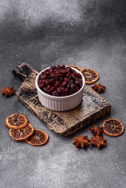 Kurutulmuş tatlı yaban mersini, sağlıklı beslenmek için doğal böğürtlen. Kurutulmuş yaban mersini, tasarımınız için gıda arka planıdır.