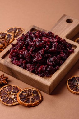 Kurutulmuş tatlı yaban mersini, sağlıklı beslenmek için doğal böğürtlen. Kurutulmuş yaban mersini, tasarımınız için gıda arka planıdır.