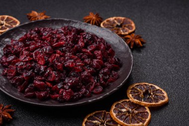 Kurutulmuş tatlı yaban mersini, sağlıklı beslenmek için doğal böğürtlen. Kurutulmuş yaban mersini, tasarımınız için gıda arka planıdır.