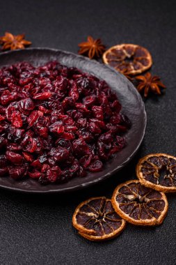 Kurutulmuş tatlı yaban mersini, sağlıklı beslenmek için doğal böğürtlen. Kurutulmuş yaban mersini, tasarımınız için gıda arka planıdır.