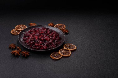 Kurutulmuş tatlı yaban mersini, sağlıklı beslenmek için doğal böğürtlen. Kurutulmuş yaban mersini, tasarımınız için gıda arka planıdır.