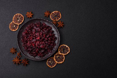 Kurutulmuş tatlı yaban mersini, sağlıklı beslenmek için doğal böğürtlen. Kurutulmuş yaban mersini, tasarımınız için gıda arka planıdır.