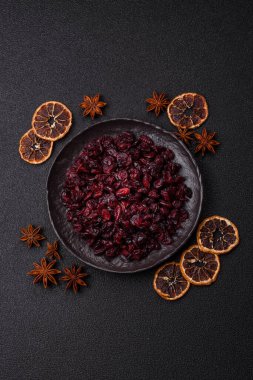 Kurutulmuş tatlı yaban mersini, sağlıklı beslenmek için doğal böğürtlen. Kurutulmuş yaban mersini, tasarımınız için gıda arka planıdır.