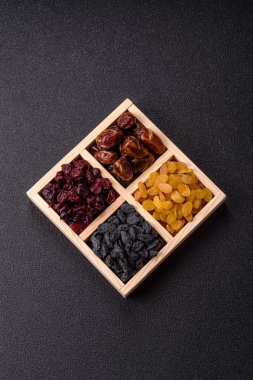 Sağlıklı beslenmek için kuru meyve, böğürtlen, kızılcık, hurma ve kuru üzüm. Kurumuş böğürtlen ve meyveler tasarımınız için gıda arka planıdır.