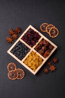 Sağlıklı beslenmek için kuru meyve, böğürtlen, kızılcık, hurma ve kuru üzüm. Kurumuş böğürtlen ve meyveler tasarımınız için gıda arka planıdır.