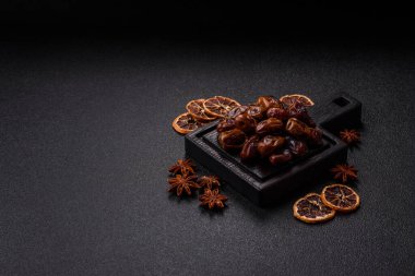 Kurumuş tatlı hurmalar, sağlıklı beslenmek için doğal tropikal meyveler. Tasarımınız için kuru tarihler gıda arka planı olarak kullanılacaktır