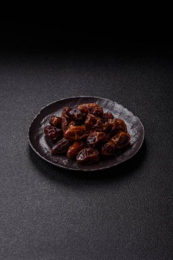 Kurumuş tatlı hurmalar, sağlıklı beslenmek için doğal tropikal meyveler. Tasarımınız için kuru tarihler gıda arka planı olarak kullanılacaktır