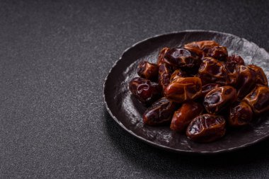 Kurumuş tatlı hurmalar, sağlıklı beslenmek için doğal tropikal meyveler. Tasarımınız için kuru tarihler gıda arka planı olarak kullanılacaktır