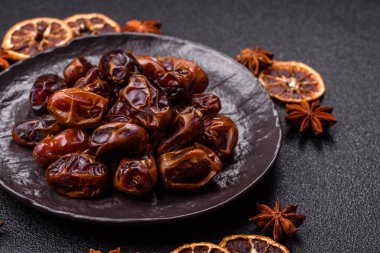 Kurumuş tatlı hurmalar, sağlıklı beslenmek için doğal tropikal meyveler. Tasarımınız için kuru tarihler gıda arka planı olarak kullanılacaktır