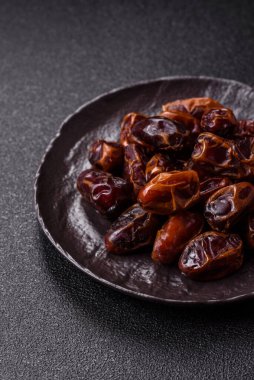 Kurumuş tatlı hurmalar, sağlıklı beslenmek için doğal tropikal meyveler. Tasarımınız için kuru tarihler gıda arka planı olarak kullanılacaktır