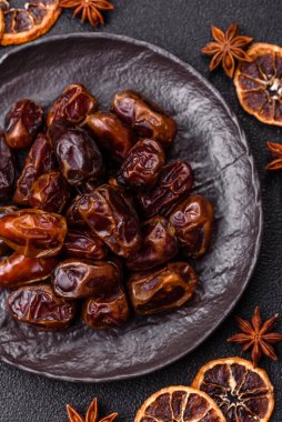 Kurumuş tatlı hurmalar, sağlıklı beslenmek için doğal tropikal meyveler. Tasarımınız için kuru tarihler gıda arka planı olarak kullanılacaktır