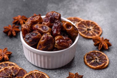 Kurumuş tatlı hurmalar, sağlıklı beslenmek için doğal tropikal meyveler. Tasarımınız için kuru tarihler gıda arka planı olarak kullanılacaktır