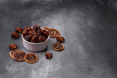 Kurumuş tatlı hurmalar, sağlıklı beslenmek için doğal tropikal meyveler. Tasarımınız için kuru tarihler gıda arka planı olarak kullanılacaktır