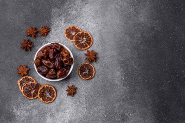 Kurumuş tatlı hurmalar, sağlıklı beslenmek için doğal tropikal meyveler. Tasarımınız için kuru tarihler gıda arka planı olarak kullanılacaktır