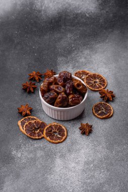 Kurumuş tatlı hurmalar, sağlıklı beslenmek için doğal tropikal meyveler. Tasarımınız için kuru tarihler gıda arka planı olarak kullanılacaktır