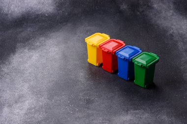 Çöp veya çöp kutuları, seçici ve geri dönüşümlü atık imhası için kavramsal bir arka plan. Çöp kutuları veya atıklar tasarımınız için bir arkaplan