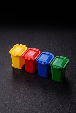 Çöp veya çöp kutuları, seçici ve geri dönüşümlü atık imhası için kavramsal bir arka plan. Çöp kutuları veya atıklar tasarımınız için bir arkaplan