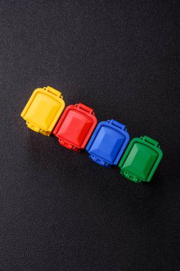 Çöp veya çöp kutuları, seçici ve geri dönüşümlü atık imhası için kavramsal bir arka plan. Çöp kutuları veya atıklar tasarımınız için bir arkaplan