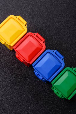 Çöp veya çöp kutuları, seçici ve geri dönüşümlü atık imhası için kavramsal bir arka plan. Çöp kutuları veya atıklar tasarımınız için bir arkaplan