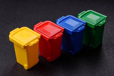 Çöp veya çöp kutuları, seçici ve geri dönüşümlü atık imhası için kavramsal bir arka plan. Çöp kutuları veya atıklar tasarımınız için bir arkaplan