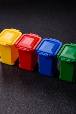 Çöp veya çöp kutuları, seçici ve geri dönüşümlü atık imhası için kavramsal bir arka plan. Çöp kutuları veya atıklar tasarımınız için bir arkaplan