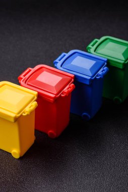 Çöp veya çöp kutuları, seçici ve geri dönüşümlü atık imhası için kavramsal bir arka plan. Çöp kutuları veya atıklar tasarımınız için bir arkaplan