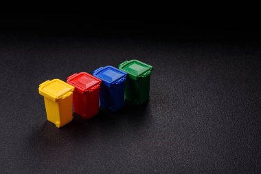 Çöp veya çöp kutuları, seçici ve geri dönüşümlü atık imhası için kavramsal bir arka plan. Çöp kutuları veya atıklar tasarımınız için bir arkaplan