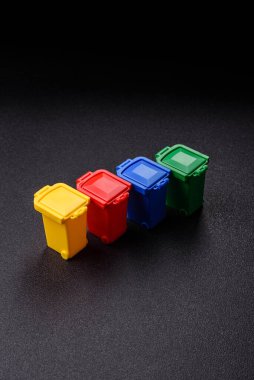 Çöp veya çöp kutuları, seçici ve geri dönüşümlü atık imhası için kavramsal bir arka plan. Çöp kutuları veya atıklar tasarımınız için bir arkaplan