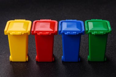 Çöp veya çöp kutuları, seçici ve geri dönüşümlü atık imhası için kavramsal bir arka plan. Çöp kutuları veya atıklar tasarımınız için bir arkaplan