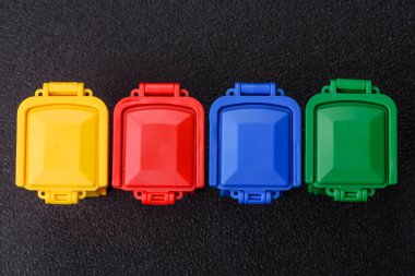 Çöp veya çöp kutuları, seçici ve geri dönüşümlü atık imhası için kavramsal bir arka plan. Çöp kutuları veya atıklar tasarımınız için bir arkaplan