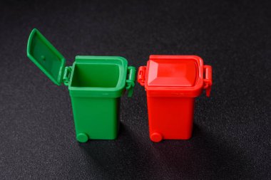 Çöp veya çöp kutuları, seçici ve geri dönüşümlü atık imhası için kavramsal bir arka plan. Çöp kutuları veya atıklar tasarımınız için bir arkaplan