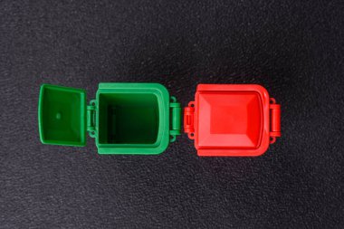 Çöp veya çöp kutuları, seçici ve geri dönüşümlü atık imhası için kavramsal bir arka plan. Çöp kutuları veya atıklar tasarımınız için bir arkaplan