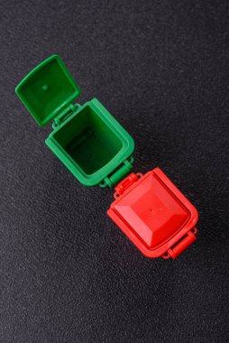 Çöp veya çöp kutuları, seçici ve geri dönüşümlü atık imhası için kavramsal bir arka plan. Çöp kutuları veya atıklar tasarımınız için bir arkaplan