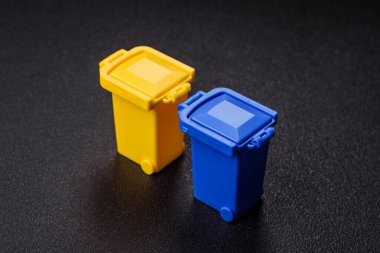 Çöp veya çöp kutuları, seçici ve geri dönüşümlü atık imhası için kavramsal bir arka plan. Çöp kutuları veya atıklar tasarımınız için bir arkaplan