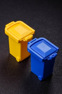 Çöp veya çöp kutuları, seçici ve geri dönüşümlü atık imhası için kavramsal bir arka plan. Çöp kutuları veya atıklar tasarımınız için bir arkaplan