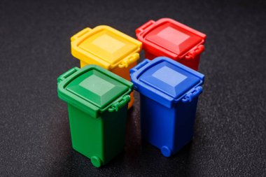 Çöp veya çöp kutuları, seçici ve geri dönüşümlü atık imhası için kavramsal bir arka plan. Çöp kutuları veya atıklar tasarımınız için bir arkaplan