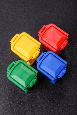 Çöp veya çöp kutuları, seçici ve geri dönüşümlü atık imhası için kavramsal bir arka plan. Çöp kutuları veya atıklar tasarımınız için bir arkaplan